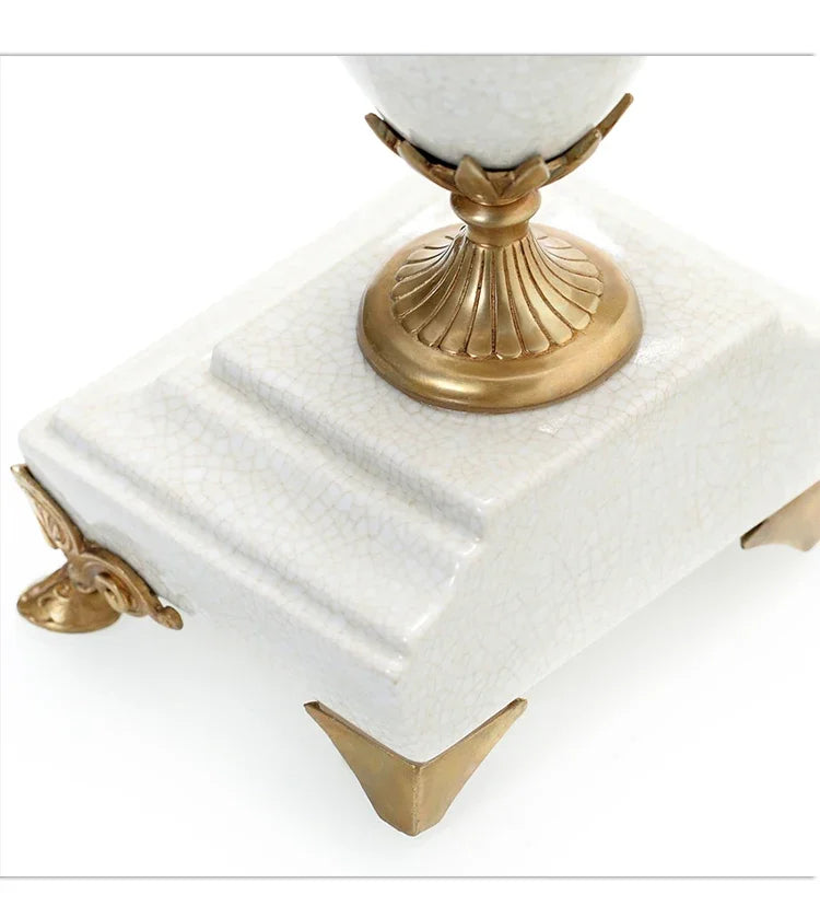 حامل شموع من السيراميك الأبيض عالي الجودة مع أقدام نحاسية مصنوعة يدويًا