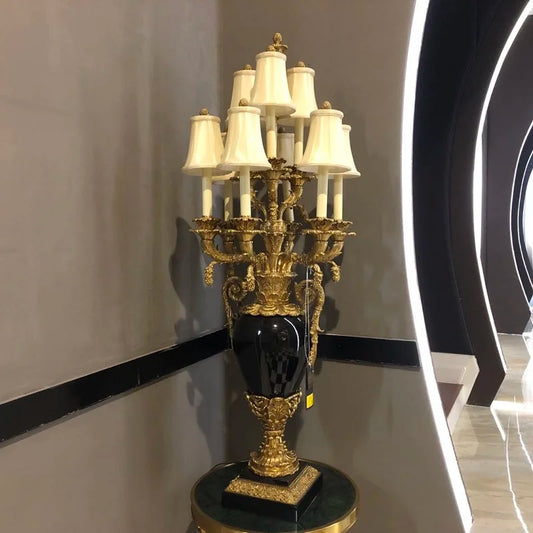مصباح طاولة فاخر بتصميم كلاسيكي من الرخام الكهربائي بجانب الحجر